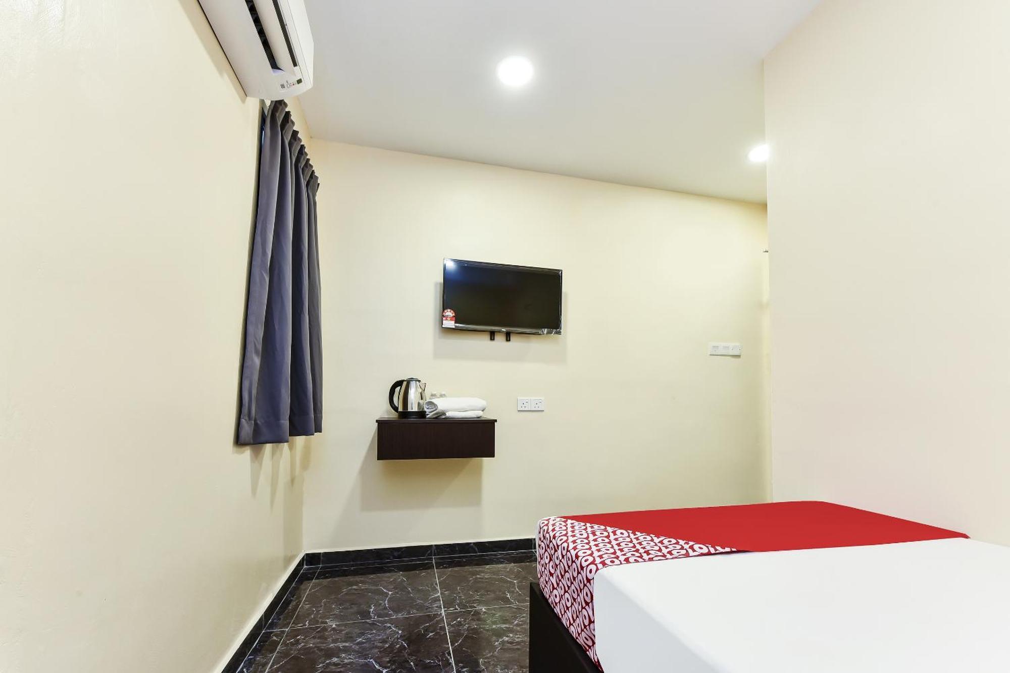 Oyo 90445 Th Hotel Bahau Экстерьер фото